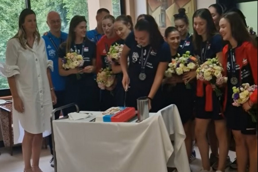 TAKO SE DOČEKUJU SREBRNE ODBOJKAŠCE: Svečanost u čast naših heroina obeležio jedan detalj (VIDEO)