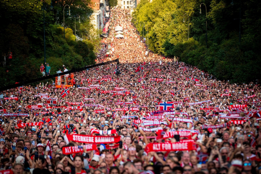 NORVEŠKA DOČEKALA SVOJE ŠAMPIONE: Preko 100.000 ljudi blokiralo Oslo - garda i kralj se poklonili fudbalerima! (FOTO, VIDEO)