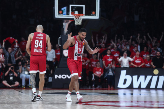 PALA ODLUKA: Crveno-beli hoće da zadrže NBA zvezdu!