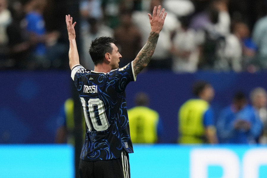 MESIJEVA SUPRUGA U SUZAMA: Antonela plakala i slavila u loži nakon gola Argentine! (FOTO)