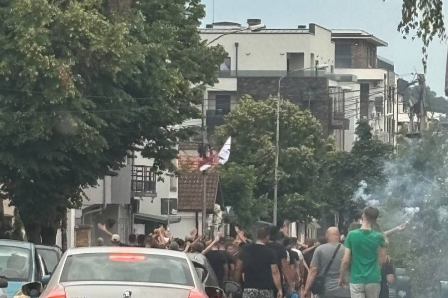 LEGENDE ZVEZDE OVO NISU OČEKIVALE: Korteo "grobara" u rodnom mestu Dragana Džajića i Duleta Savića (VIDEO)