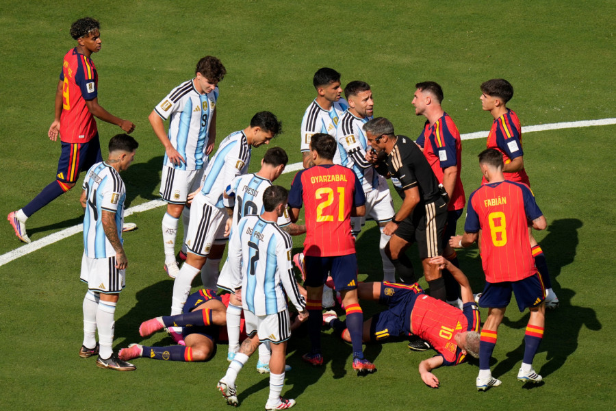 GUŽVA U FINALU! Koškanje između igrača Argentine i Španije! (VIDEO)