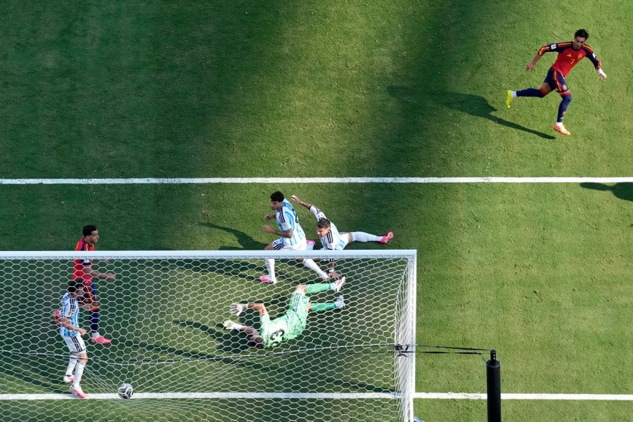TRENUTAK  KADA JE SVAKI ARGENTINAC ZAPLAKAO! Feran Tores golčinom približio Argentinu trofeju! (VIDEO)