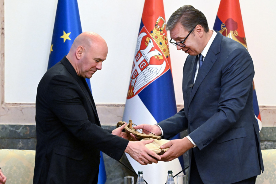 VUČIĆ DOČEKAO DEJNU VAJTA! Predsednik Srbije i prvi čovek UFC razmenili divne poklone pred spektakl! (VIDEO)