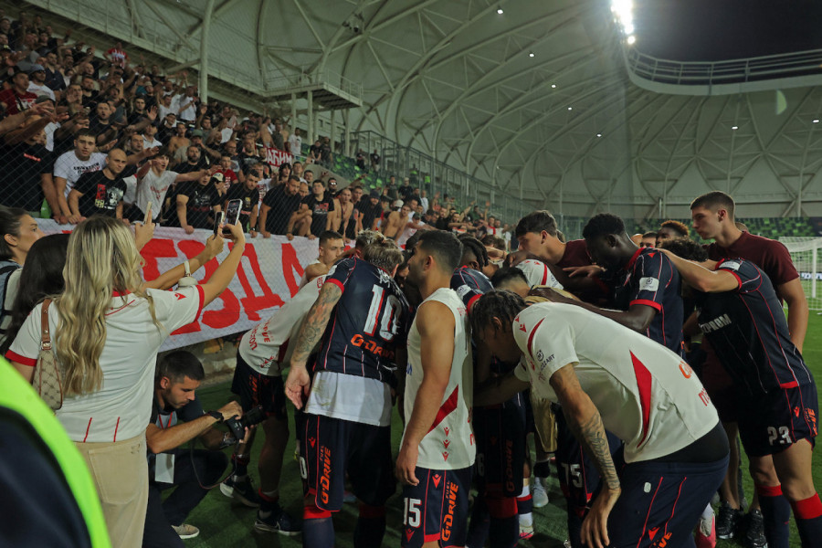 DELIJE POSLALE VAŽNU PORUKU IGRAČIMA: Evo šta su navijači Crvene zvezde rekli ekipi nakon poraza od Hapoela! (VIDEO)