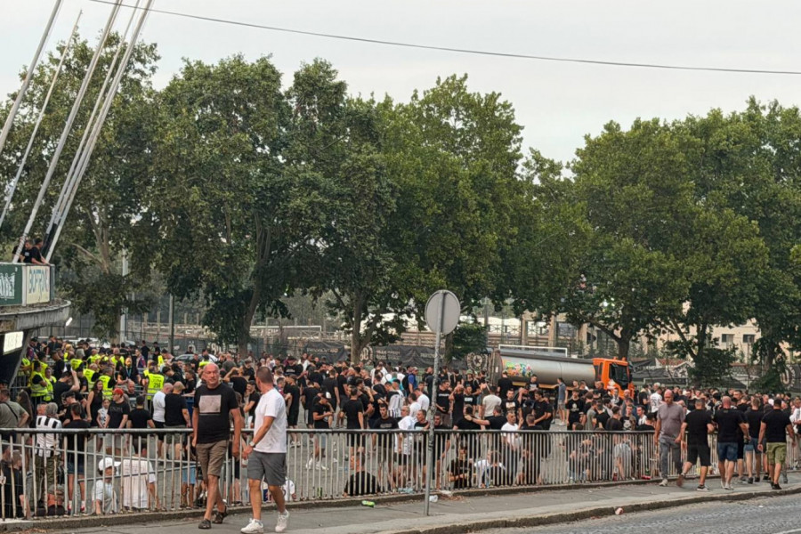 "GROBARI" UZ PESMU POŠLI NA PARTIZAN - TOBOL: "Vri" ispred Humske (FOTO/VIDEO)