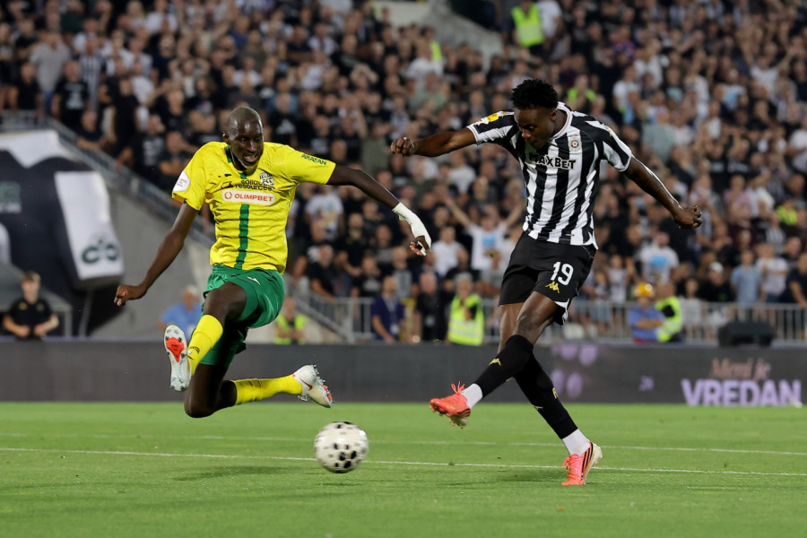 PARTIZAN - TOBOL: Teško objašnjiv potez na početku meča, neverovatna bruka, grobari na nogama!