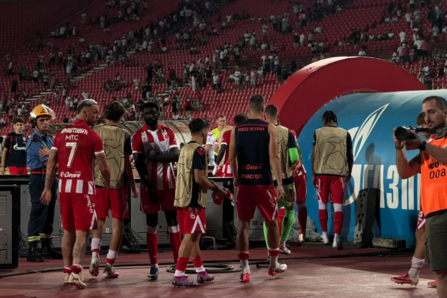 DELIJE OTERALE IGRAČE ZVEZDE U TUNEL! Teške scene na Marakani posle debakla od Hapoela! (FOTO)