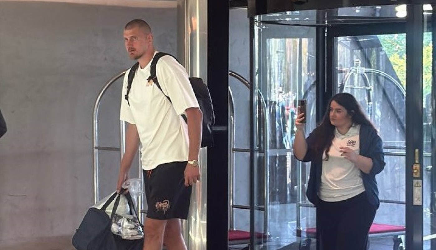 STIGAO NIKOLA JOKIĆ: Ova dva detalja sa dolaska na okupljanje su baš upadljiva (FOTO, VIDEO)