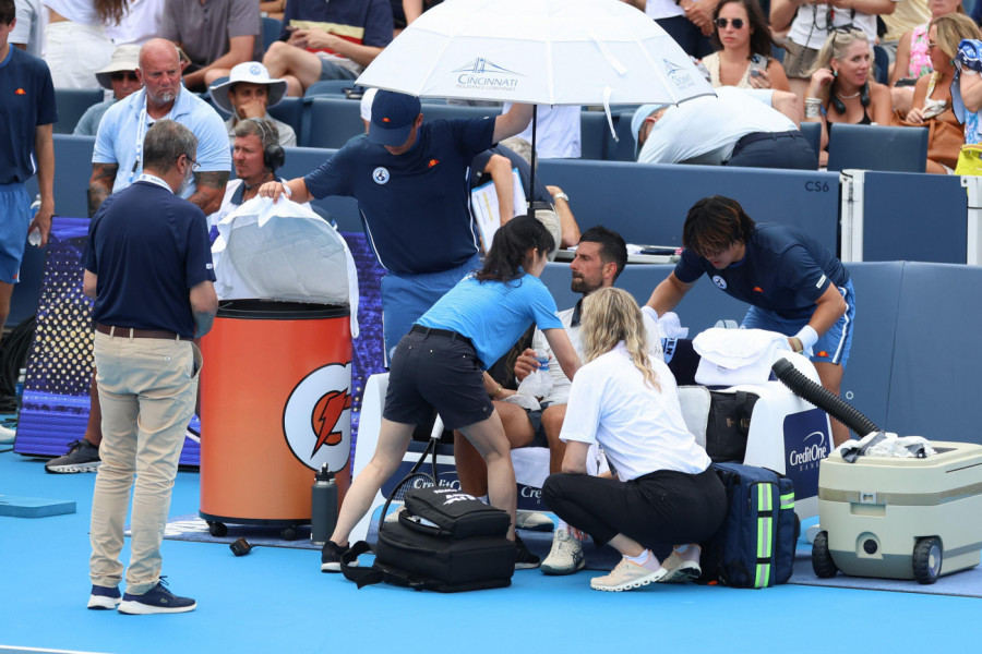 NOVAK ĐOKOVIĆ SE BORIO ZA DAH! Jezive scene u Sinsinatiju, morali da mu ukazuju pomoć! (FOTO)