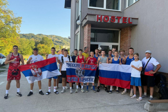 U RINGU LJUTI RIVALI, VAN NJEGA BRAĆA: Omladinci Srbije i Rusije priredili bokserski spektakl u Banjaluci!
