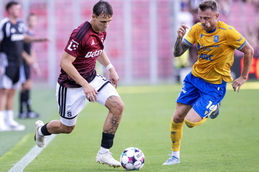 POTPUNI HAOS U PRAGU! Navijači Sparte vređali igrača, trener ušao u sukob (VIDEO)