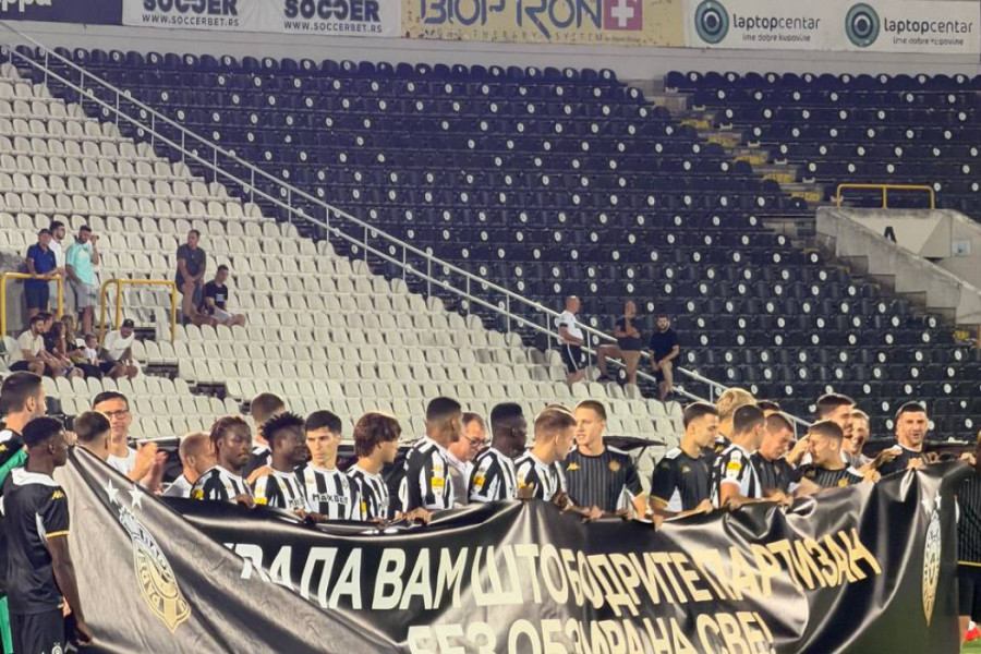FUDBALERI PARTIZANA IMALI TRANSPARENT ZA GROBARE! Dosad neviđene scene na stadionu u Humskoj (FOTO/VIDEO)