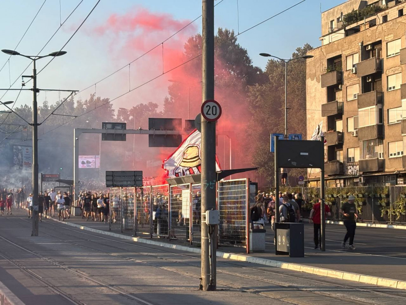 Moćne scene u Beogradu - korteo delija najavio vatreno veče na Marakani