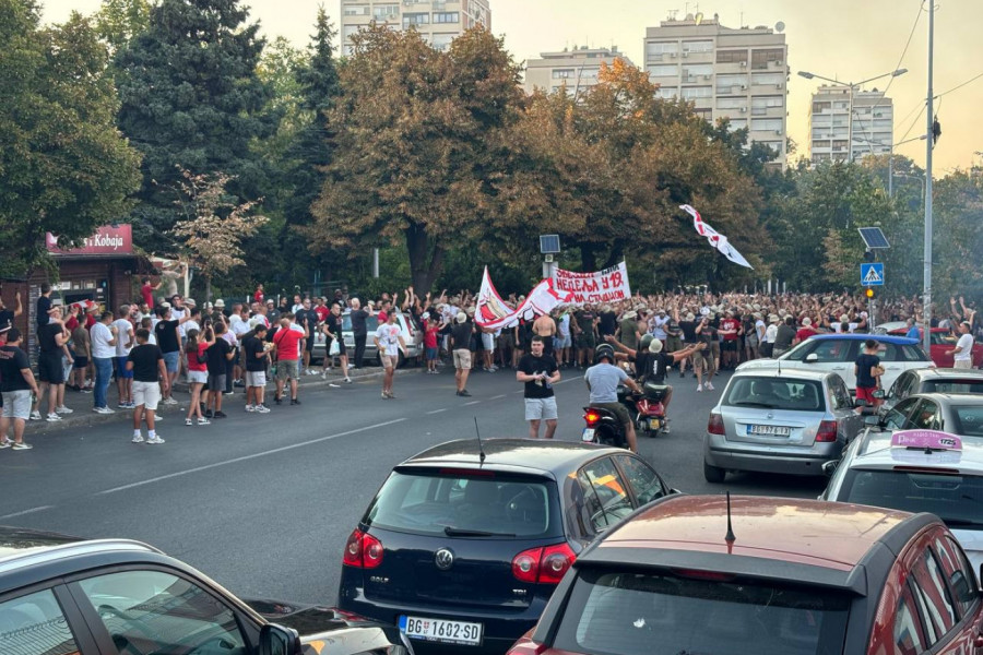 KORTEO DELIJA PRED ZVEZDA - VIKTORIJA PLZENJ: Nestvarne scene na ulicama Beograda (FOTO/VIDEO)