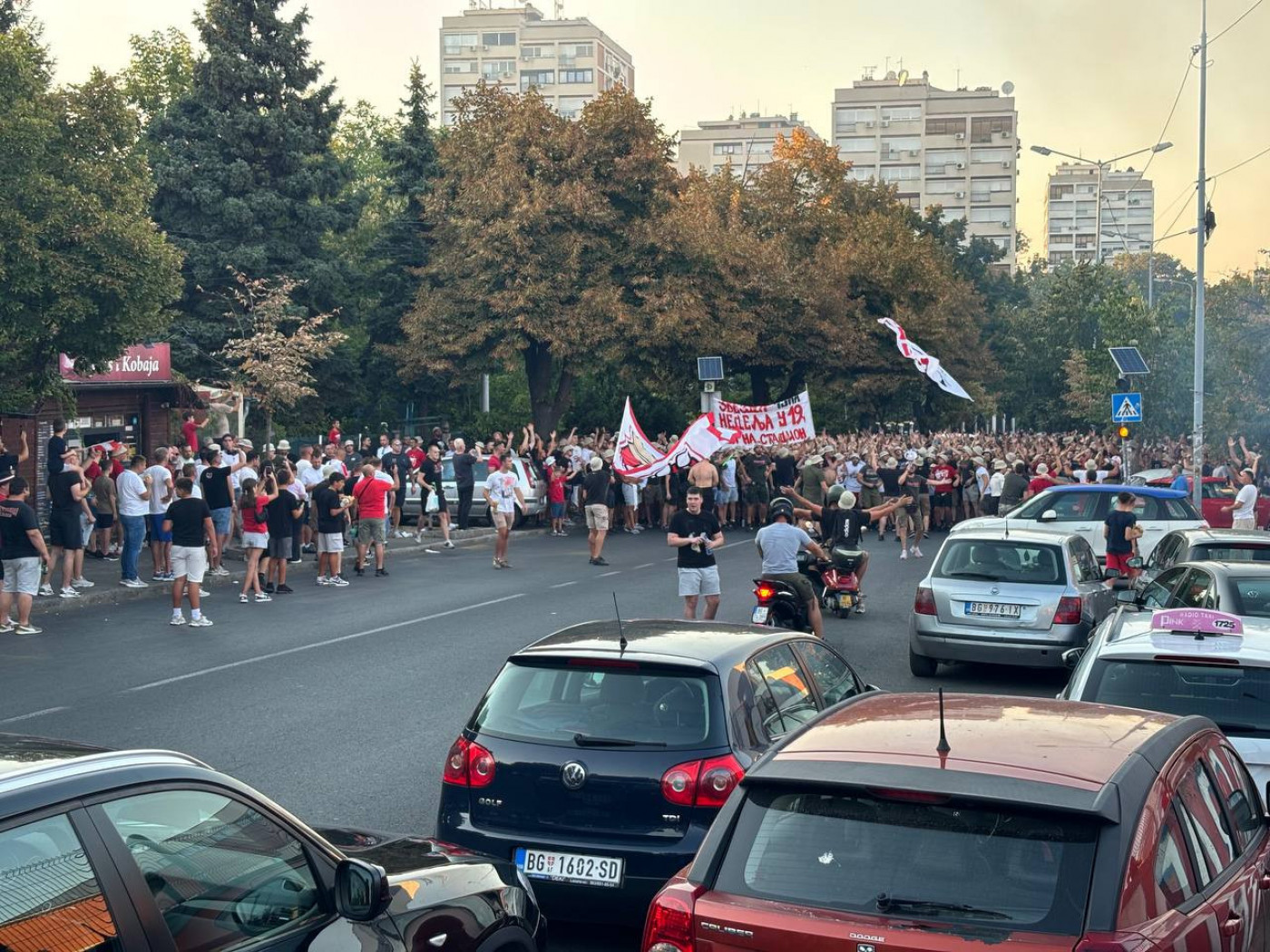 Delije se okupljaju preko puta hrama pred meč sa Viktorijom