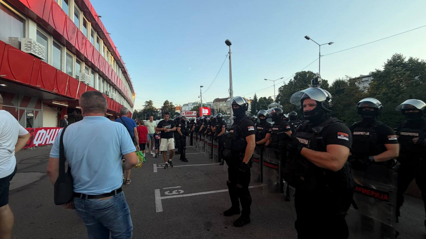 Policija blokirala Humsku ulicu pred meč Zvezda - Viktorija Plzenj