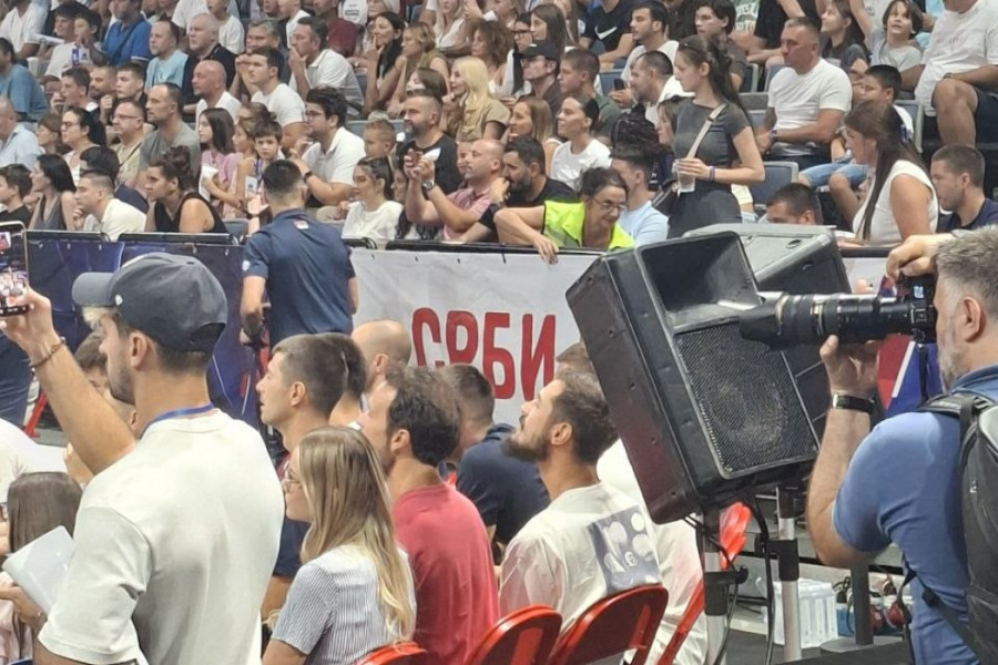 LEGENDE ODUŠEVILE ARENU! Nikola Kalinić i Bogdan Bogdanović bodre Srbiju protiv Francuske! (VIDEO)