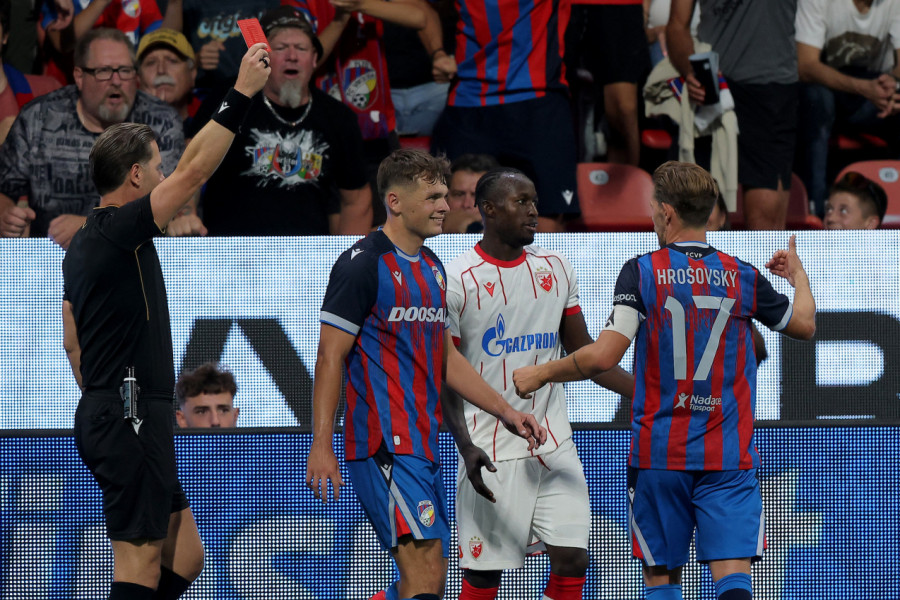 KOŠMARNIH PET MINUTA CRVENO-BELIH U ČEŠKOJ: Penal, gol i crveni karton potresli Zvezdu u Plzenju! (VIDEO)