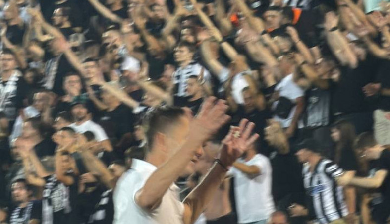 SAŠA ILIĆ PEVAO SA GROBARIMA POSLE PARTIZAN - HETAFE! Neverovatna scena u Humskoj (VIDEO)