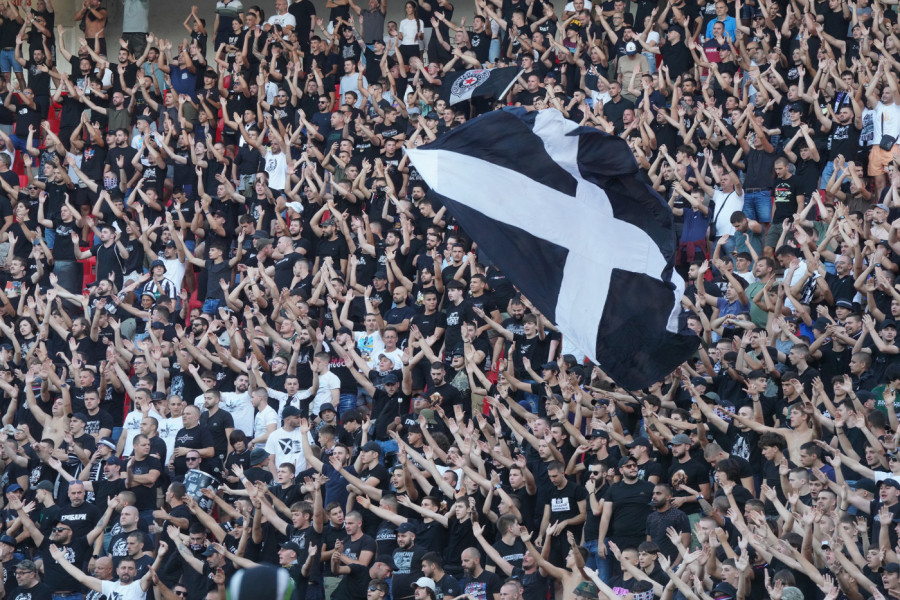 "ŠTRAJKUJEM GLAĐU DOK ON NE ODE!" Grobari besni posle poraza u 180. večitom derbiju, ali dva igrača su ih oduševila! (FOTO)