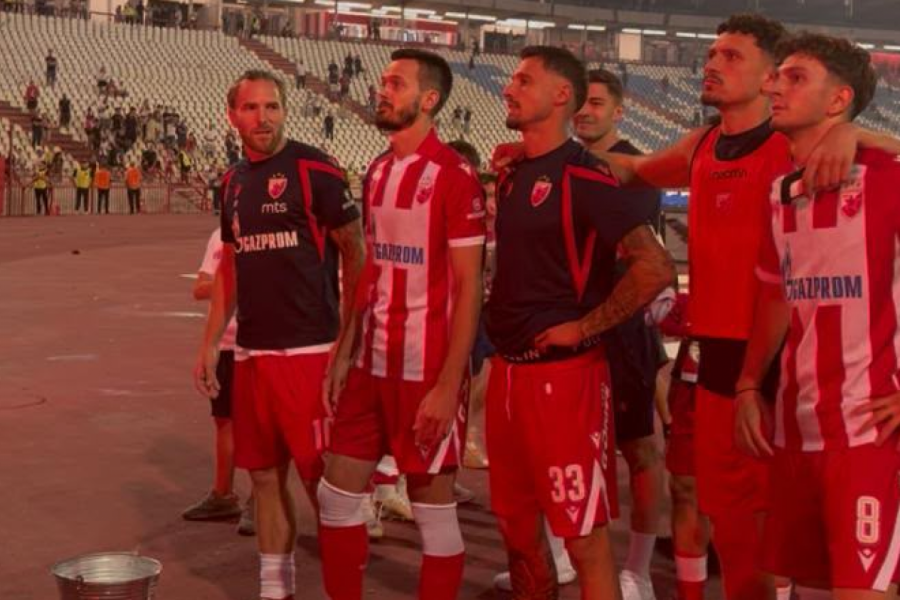 FUDBALERI ZVEZDE PALILI BAKLJE ZBOG POBEDE NAD PARTIZANOM! Nestvarne scene čim se završio 180. večiti derbi (VIDEO)
