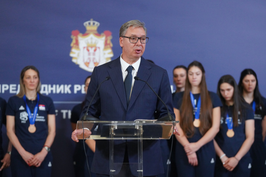"JEDNA MALA SRBIJA JE SILA U ŽENSKOJ ODBOJCI": Predsednik Vučić primio bronzane odbojkašice i najavio velike stvari! (FOTO)