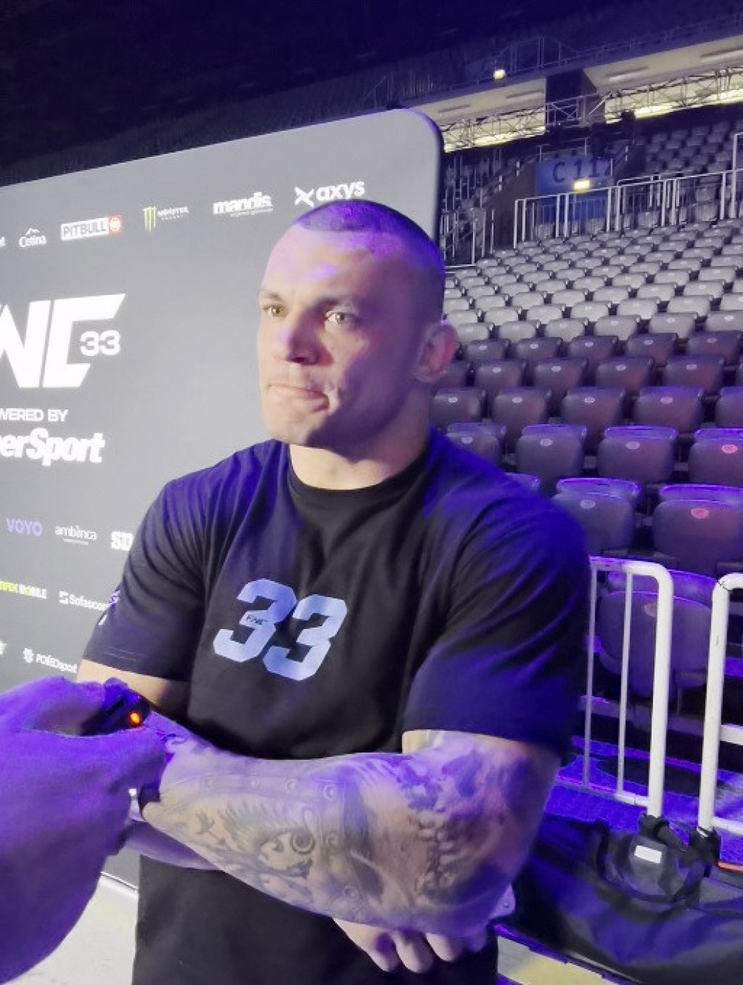 Darko Stošić sa infuzijom došao među novinare posle pobede na FNC u Zagrebu