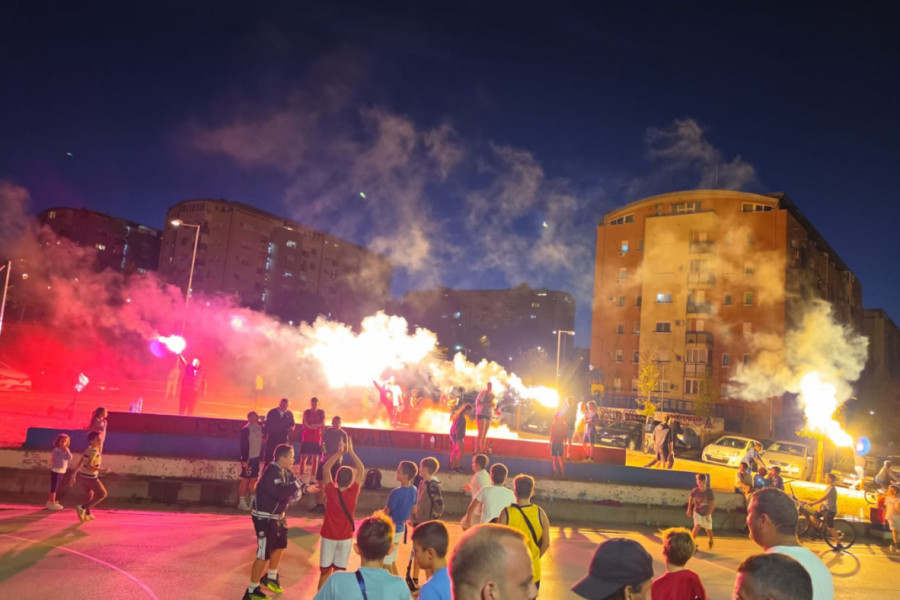 FUDBAL U SLUŽBI HUMANOSTI: Spektakularna bakljada za kraj turnira na Voždovcu! (VIDEO)
