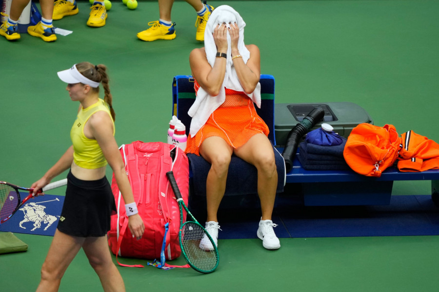 SABALENKA PODIVLJALA NAKON PORAZA: Đokovićeva drugarica plakala, psovala i lomila reket - nisu mogli da je smire! (VIDEO)