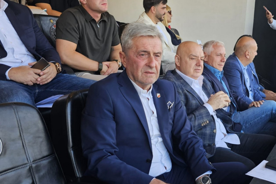SPEKTAKL NE MOŽE BEZ UPRAVE: Dragoljub Zbiljić stigao na stadion Partizana na derbi kola (FOTO)