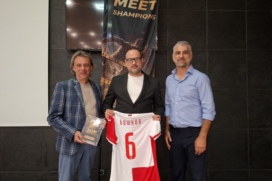 "VUJKE, JEDAN JEDINI" OSVOJIO BUDVU: Film u produkciji "Medijske mreže" najbolji - direktor festivala dobio i dres (VIDEO)