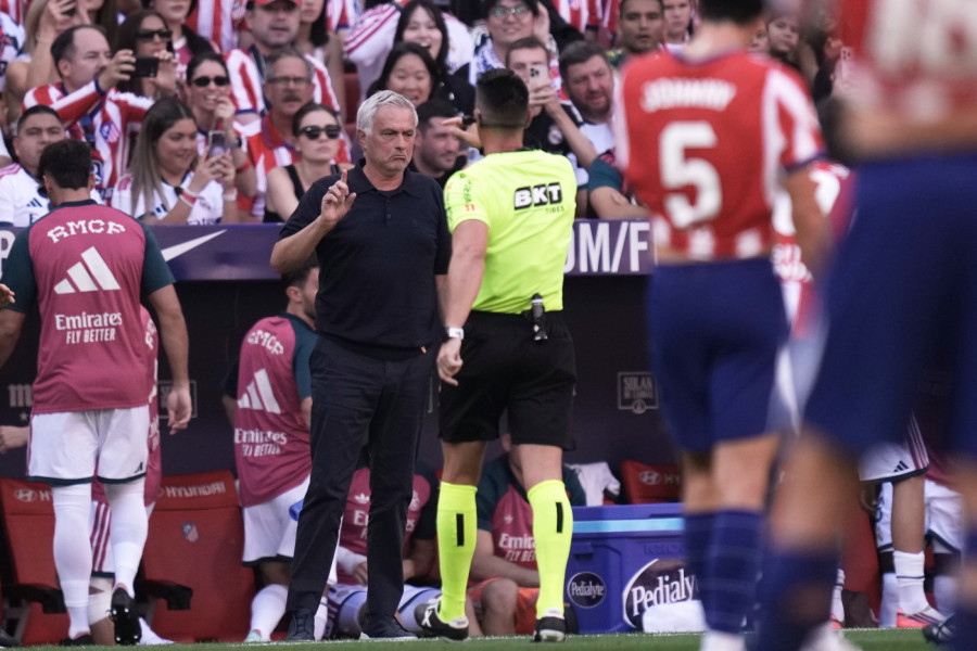 ŽOZE MURINJO ZABEZEKNUO SVET! Izgubio derbi Madrida, pa OVO doneo na konferenciju za štampu! (VIDEO)