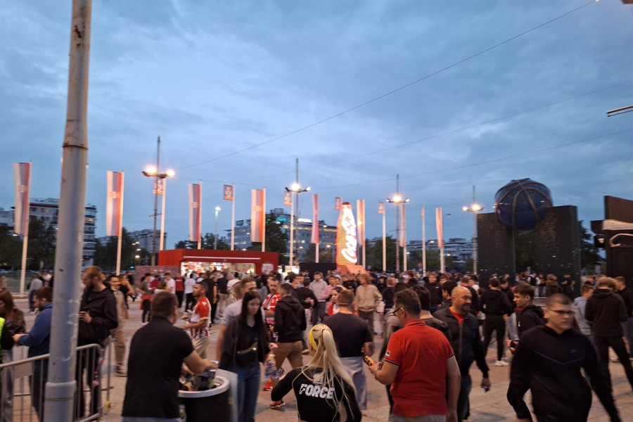 Euforija se vratila među delije: Navijači Zvezde pojurili u Arenu (VIDEO)
