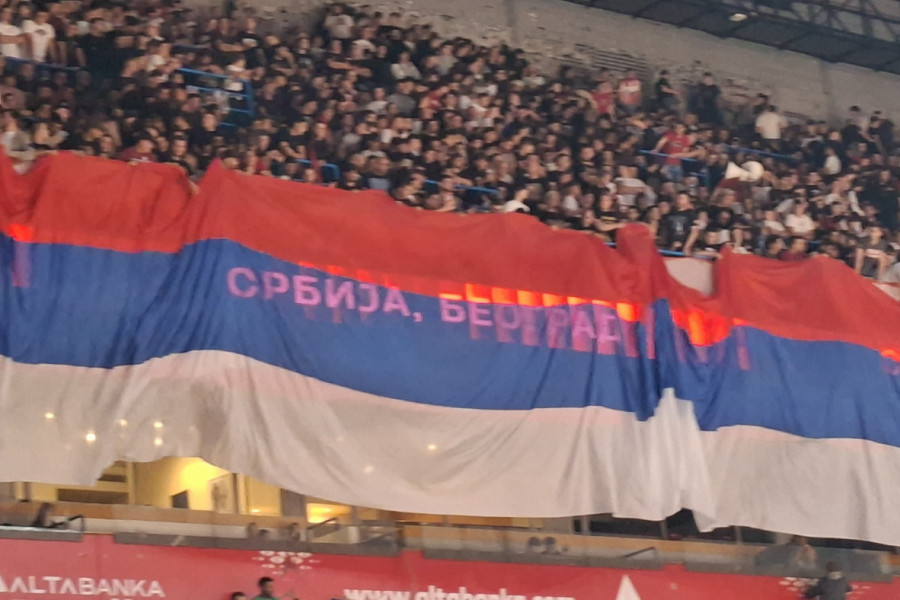 Delije spremile doček da se naježiš: Pogledajte koliku zastavu Srbije su navijači Zvezde razvili u Areni (FOTO, VIDEO)