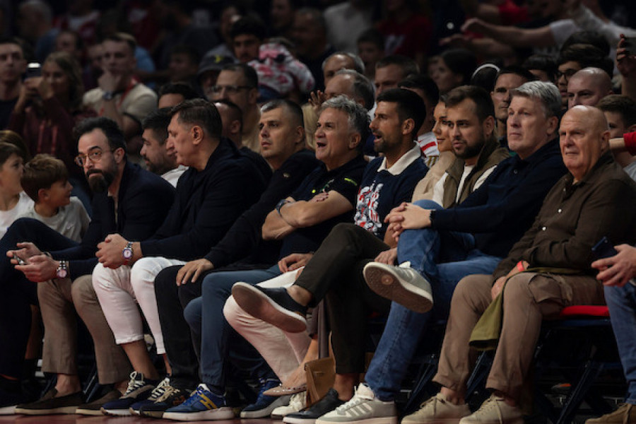 Srđan Đoković i detalj koji su svi gledali! Došao s Novakom na Zvezdu, pa ovim potezom zabezeknuo punu Arenu! (FOTO)