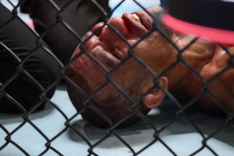 Dvorana je zanemela! UFC borac kolabirao za vreme meča - doktori odmah utrčali!