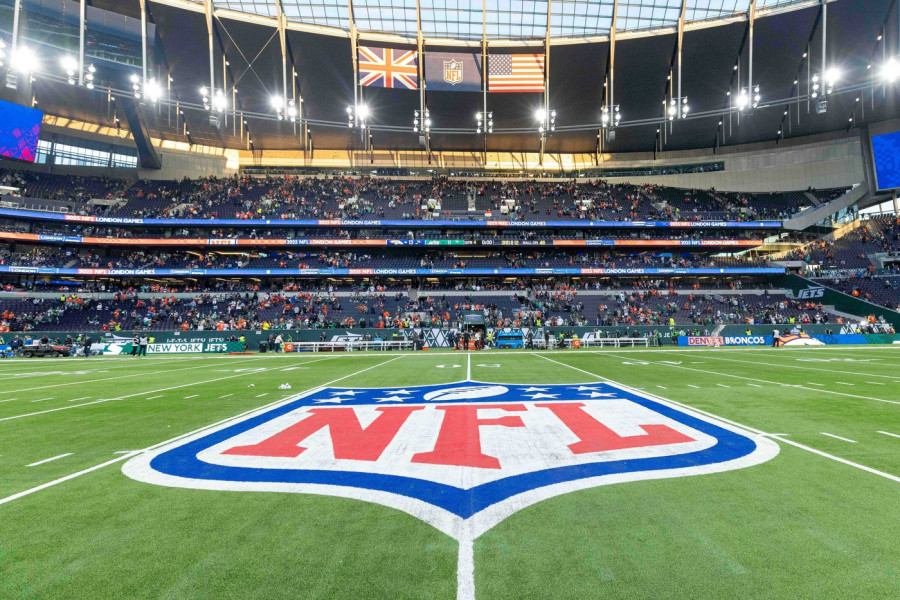 Ispod terena - teren! Pogledajte kako na Totenhemovom stadionu premijerligaški teren menja teren za NFL! (VIDEO)