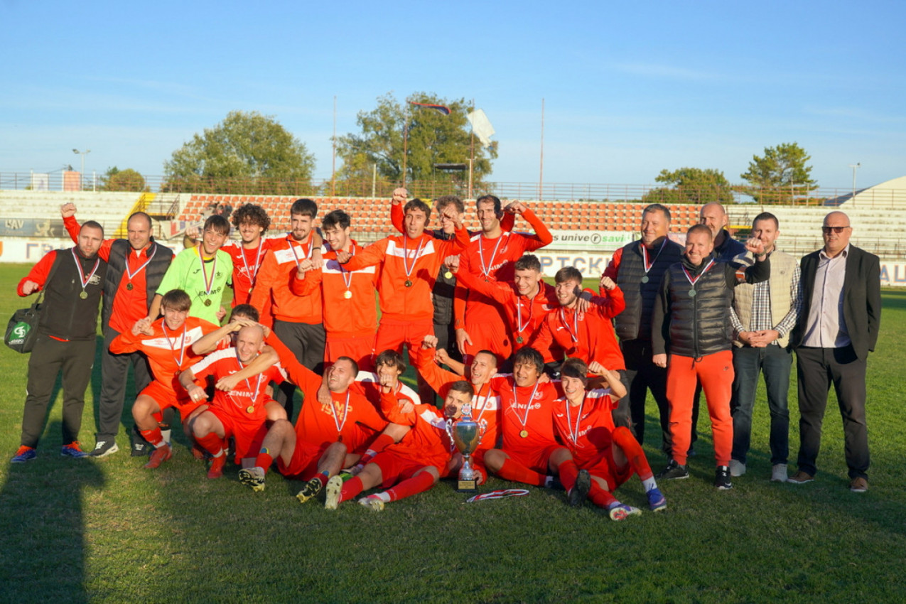 Novi trofej u vitrinama Mladog radnik 1926: Nekadašnji superligaš preskočio pet prepreka na putu do cilja