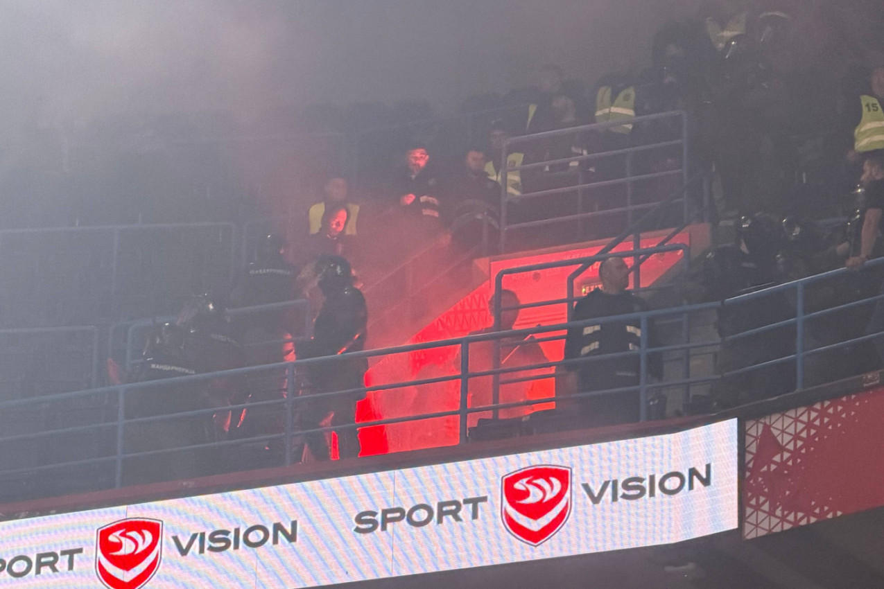Novi haos u Areni! Večiti derbi prekinut, navijači Partizana i Zvezde u još jednom sukobu (VIDEO)