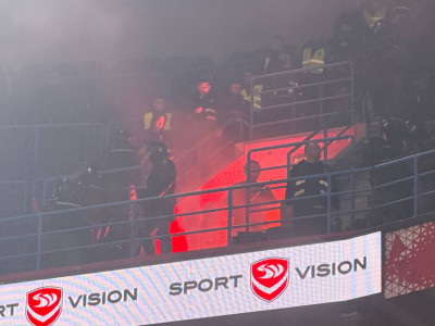 Novi haos u Areni! Večiti derbi prekinut, navijači Partizana i Zvezde u još jednom sukobu (VIDEO)
