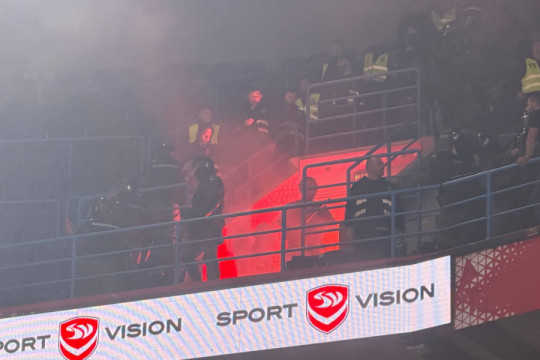 Novi haos u Areni! Večiti derbi prekinut, navijači Partizana i Zvezde u još jednom sukobu (VIDEO)