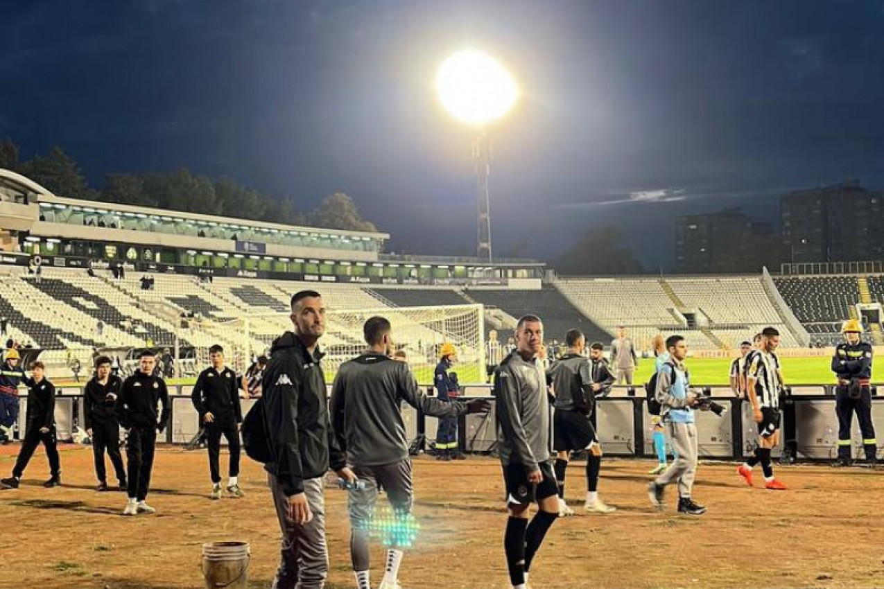 Grobari oterali fudbalere Partizana: Tužne scene u Humskoj (VIDEO)