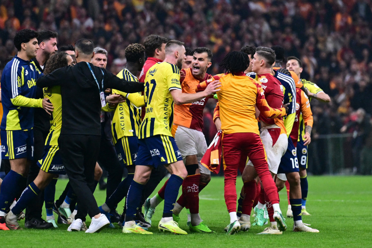 Haos u Turskoj: Derbi u senci tuče igrača (VIDEO)