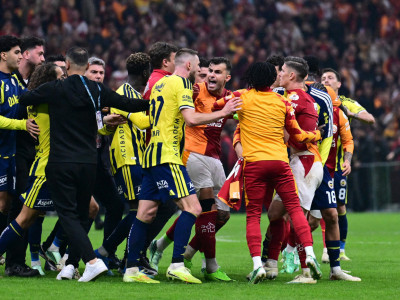 Haos u Turskoj: Derbi u senci tuče igrača (VIDEO)