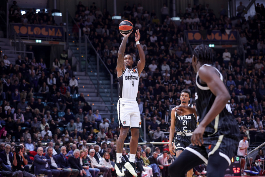 MVP priznanje za Lonija Vokera nakon što je Alimpijevićev Bešiktaš srušio Virtus
