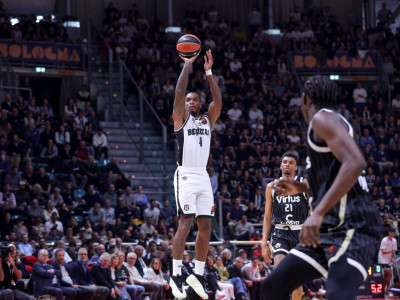 MVP priznanje za Lonija Vokera nakon što je Alimpijevićev Bešiktaš srušio Virtus